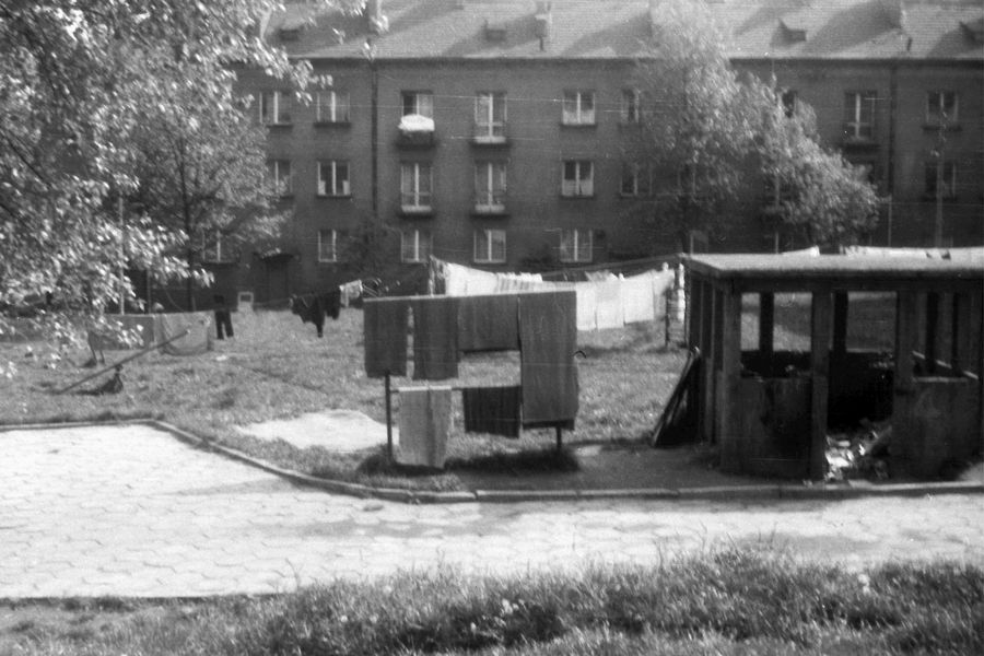 Chrzanów 1973 - podwórko za blokiem przy Kopernika