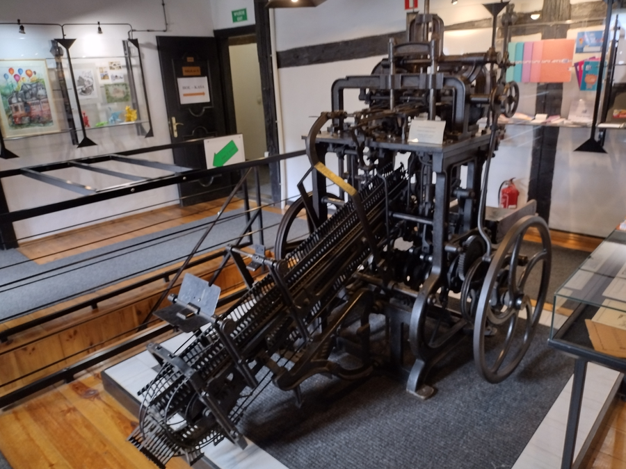 Muzeum Papiernictwa w Dusznikach-Zdroju - maszyna do składania kopert