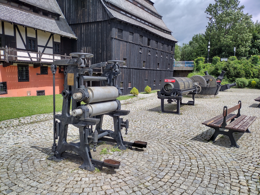 Muzeum Papiernictwa w Dusznikach-Zdroju - ekspozycja plenerowa - maszyny papiernicze